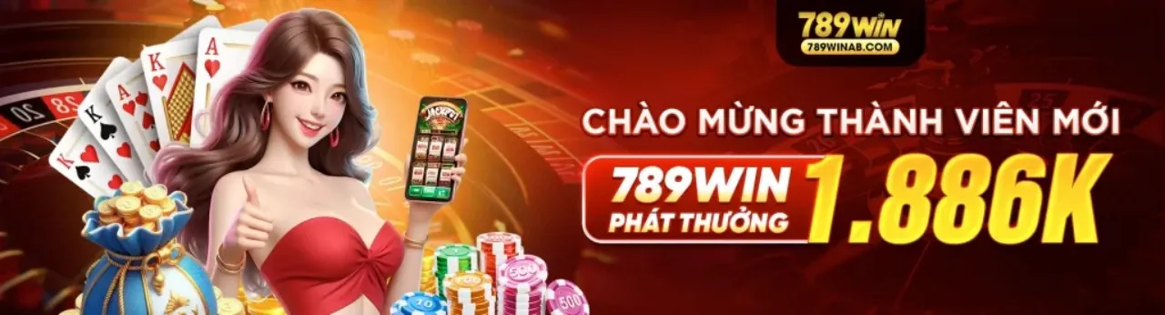 Bàn chơi Baccarat với chip vàng và bài tây, thể hiện chiến lược chơi game tại 98ưin link mới